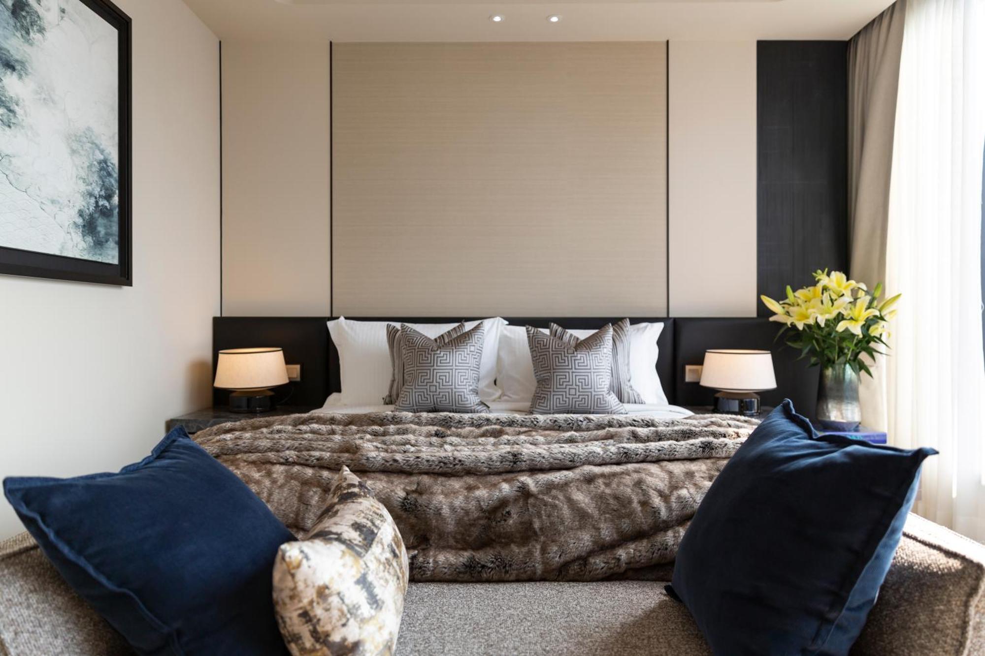 Hotel Ascott Thonglor Bangkok Exterior foto A bedroom at The Dorchester
