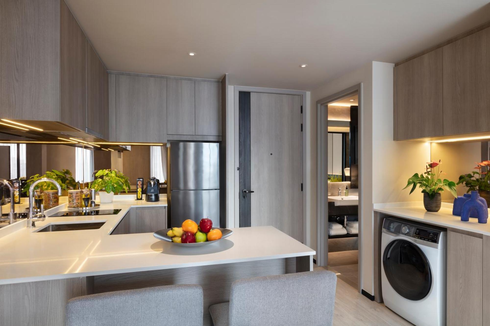 Hotel Ascott Thonglor Bangkok Exterior foto A kitchen in a serviced apartment in Hong Kong